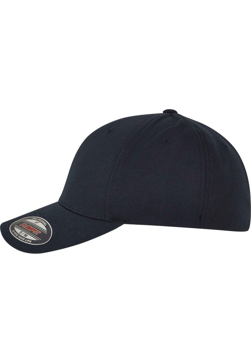 Căciulă de baseball neagră cu o coroana rotundă, vizieră rigidă și textură din țesătură. Are un autocolant cu logo pe vizieră și un buton central pe partea de sus.