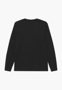 Czarna koszulka z długim rękawem, wykonana z bawełny, z okrągłym dekoltem, gładka, z dopasowanymi mankietami. Brak widocznych oznaczeń marki ani zdobień.