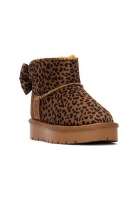 Botín de tobillo con estampado de leopardo marrón, hecho de ante, con un suave forro interior, un lazo decorativo en el lateral y una suela de goma plana.