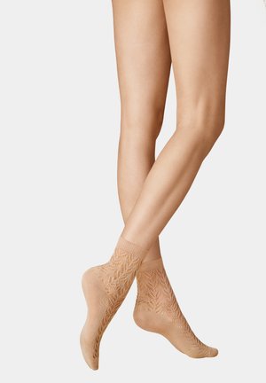 Beige Spitzenknöchelsocken mit einem strukturierten Blattmuster, die ein weiches, durchsichtiges Finish und gerippte Bündchen aufweisen und ein elegantes Design zeigen.