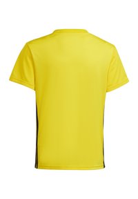 Geel T-shirt met korte mouwen, gemaakt van ademend materiaal, met een ronde halslijn en zwarte zijstrepen. Glad textuur, standaard pasvorm.