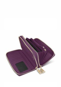 Portafoglio in pelle viola con finitura texture, diverse fessure per carte e hardware con cerniera dorata. Presenta scomparti interni per una migliore organizzazione.
