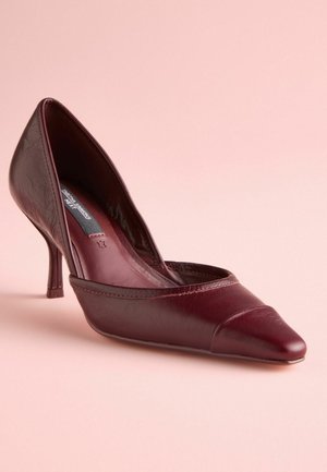 Bordeauxfarbene Leder-Pumps mit hohen Absätzen und spitzem Zeh, mit einer glatten Oberfläche und einem geschwungenen Design; ein niedriger, Stiletto-Absatz.