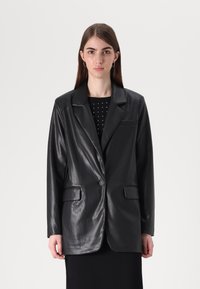 Blazer in pelle nera con chiusura a un bottone, rever a punta e due tasche frontali. Tessuto liscio e vestibilità comoda.
