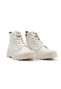 Baskets montantes blanches en cuir lisse avec bout rond, semelle texturée et logo sur le côté et la languette. Présente un système de laçage et une fermeture éclair.