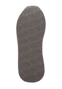 Sole di una scarpa, gomma grigia con una superficie testurizzata. Presenta un motivo ripetuto "WUSHU RUN" in varie orientamenti su tutta la suola.