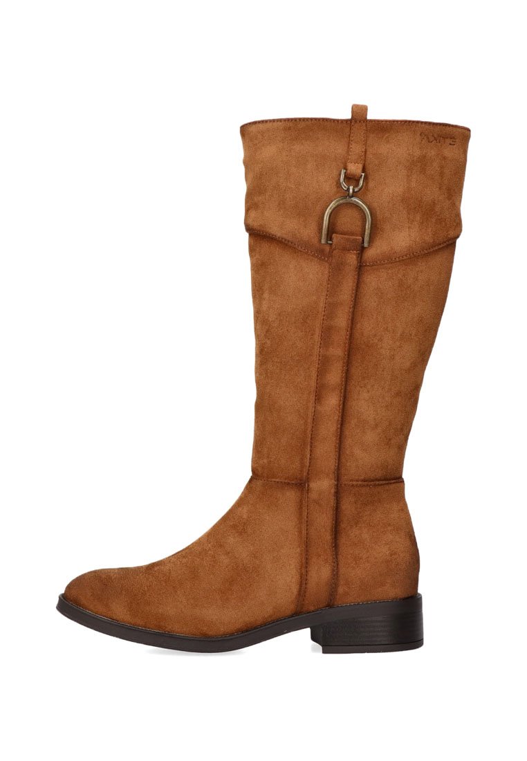 Bota marrón de ante hasta la rodilla con punta redondeada, suela plana y un detalle metálico decorativo en la parte superior. Textura suave con detalles de costura.