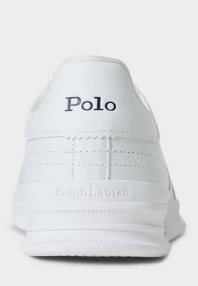 Balties sportbačiai su lygiu odiniu paviršiumi, ant kulno turi tamsiai pilką "Polo" logotipą ir tekstūrinius akcentus. Guma padą su grioveliais.