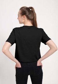 Sort kortærmet t-shirt med rund hals, lavet af blødt stof, med et enkelt design uden synlige logoer eller mønstre.