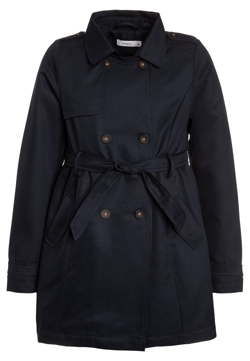 Manteau trench bleu marine avec un devant double boutonnage, des boutons en bronze et une ceinture. Doté d'un col classique et de poches latérales. Texture lisse.