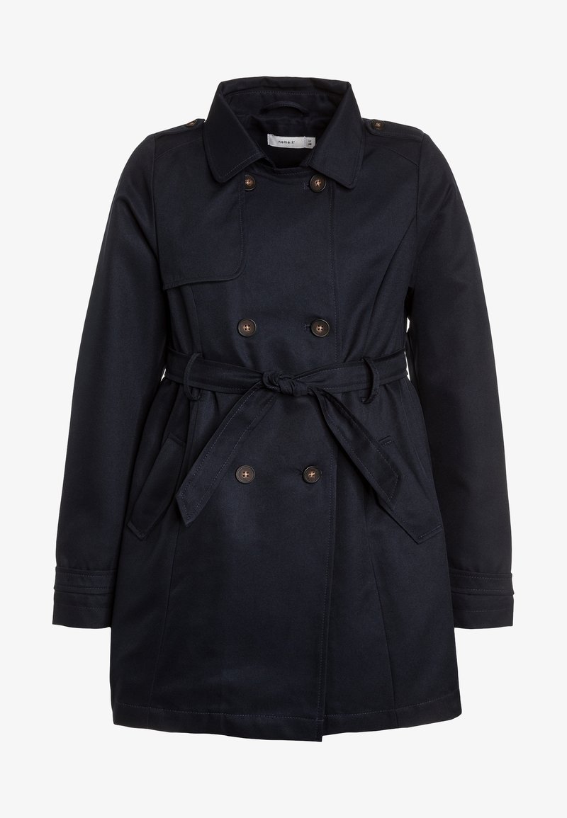 Manteau trench bleu marine avec un devant double boutonnage, des boutons en bronze et une ceinture. Doté d'un col classique et de poches latérales. Texture lisse.