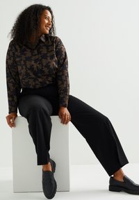 WE Fashion CURVE - Camicia - brown