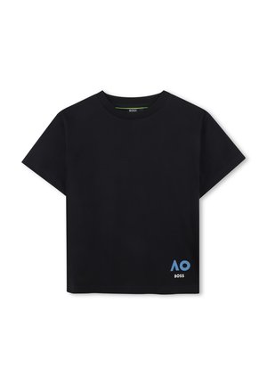 Zwart T-shirt met korte mouwen en ronde hals, met een klein blauw-wit "AO BOSS" logo aan de linkeronderkant van de voorkant.