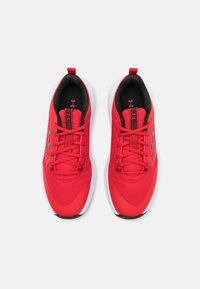 Under Armour CHARGED COMMIT TR 4 - Treeningjalatsid - red