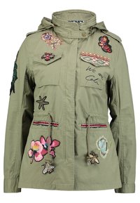 Veste verte avec broderie florale et d'insectes, poches avant, taille avec cordon et col montant avec fermeture à pression.