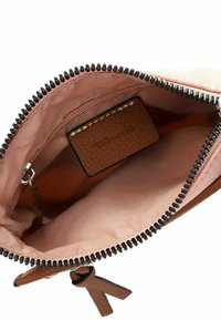 Pochette in pelle marrone con fodera interna pesco. Presenta una cerniera nera e un'etichetta con il nome del marchio all'interno. Gli accessori includono un piccolo portachiavi.