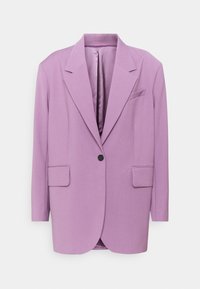 Blazer lilas à bouton unique avec revers crantés, manches longues, deux poches à rabat à l'avant et une poche poitrine sur fond blanc uni.