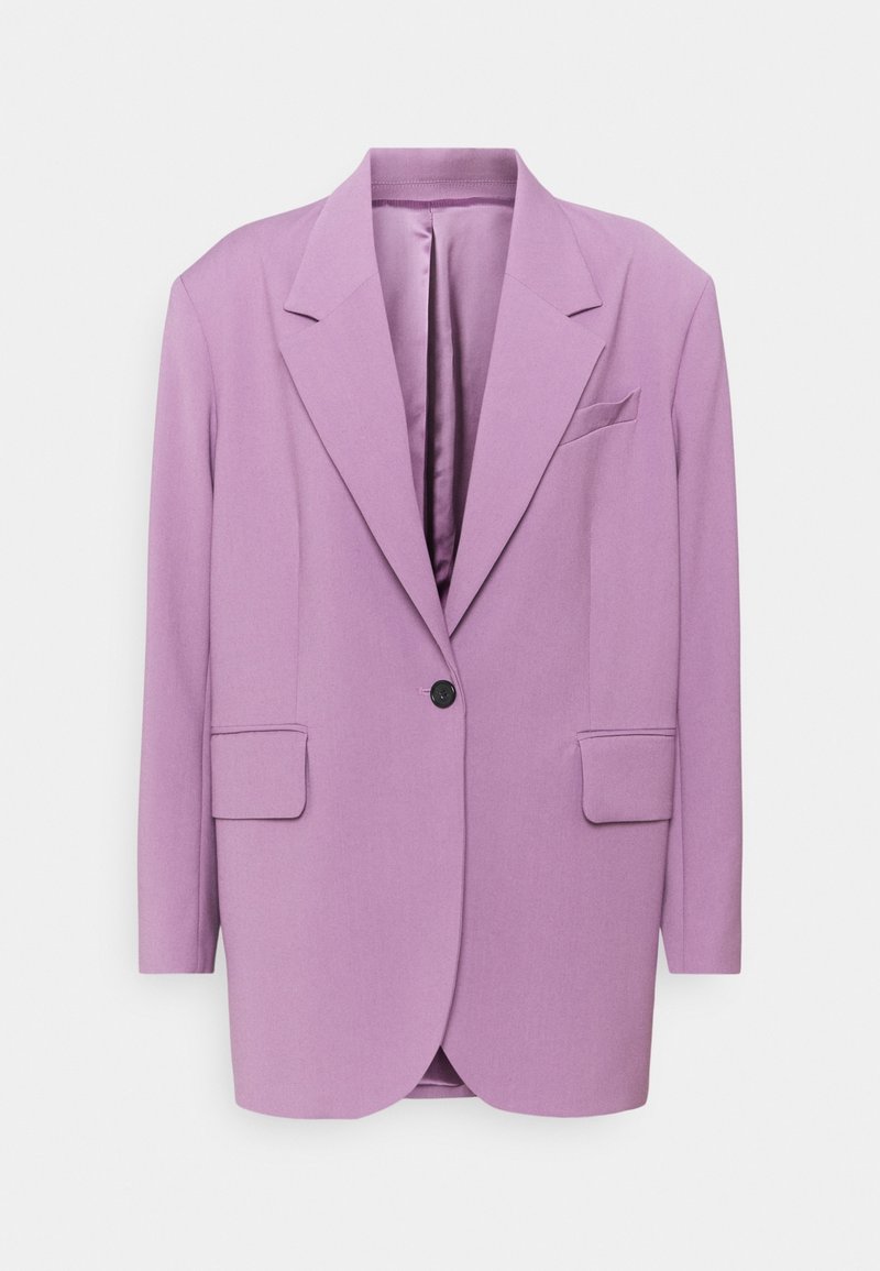 Blazer lilas à bouton unique avec revers crantés, manches longues, deux poches à rabat à l'avant et une poche poitrine sur fond blanc uni.