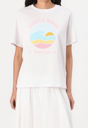 Biała koszulka z krótkim rękawem z pastelową falą przybrzeżną, grafiką słońca i różowym napisem "Coastal Waves 97 Surf Club CA."