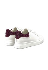 Baskets blanches en cuir avec un accent de talon texturé violet orné de petits strass, présentant une semelle en caoutchouc plate et un design à lacets.