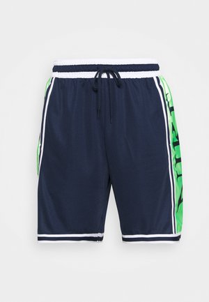 Marineblaue Badeshorts mit weißem Kordelzug, weißen Akzenten und einem grünen Grafikmuster auf der linken Seite. Hergestellt aus strukturiertem Stoff.