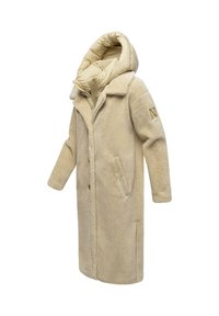 Cappotto in pelliccia sintetica beige con cappuccio ampio, maniche lunghe e tasche laterali. Presenta una chiusura a bottoni e una superficie morbida e testurizzata.
