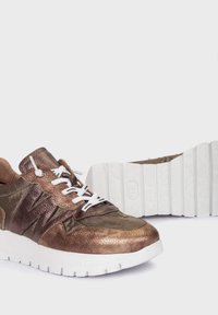 Brązowe i brązowe sneakersy z mieszanką teksturowanych materiałów, białymi sznurowadłami oraz grubą białą podeszwą z masywnym wzorem bieżnika.