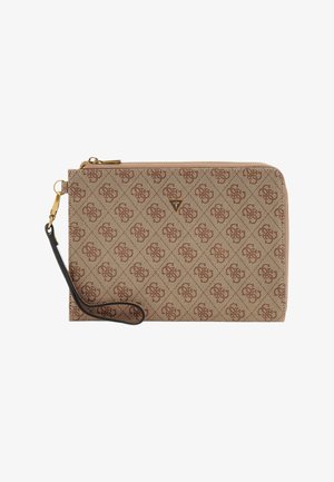 Bruin patroon portemonnee met een gestructureerde stof, gouden accenten en een zwarte polsband. Heeft een logo aan de voorkant en een ritssluiting.