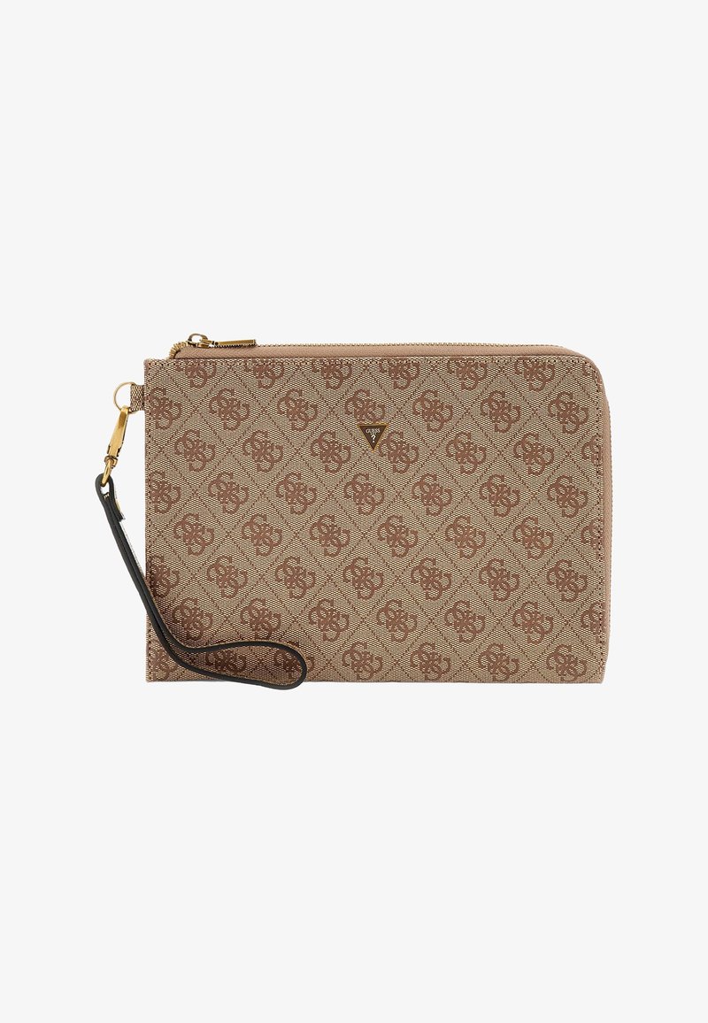 Portefeuille à motif marron avec un tissu texturé, une quincaillerie dorée et une sangle de poignet noire. Présente un logo sur le devant et une fermeture éclair.