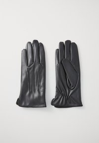Een paar zwarte leren handschoenen, waarbij de ene met de palm omhoog ligt en de duimstiksel en elastische pols toont, terwijl de andere met de palm naar beneden ligt met eenvoudige naaddetails.