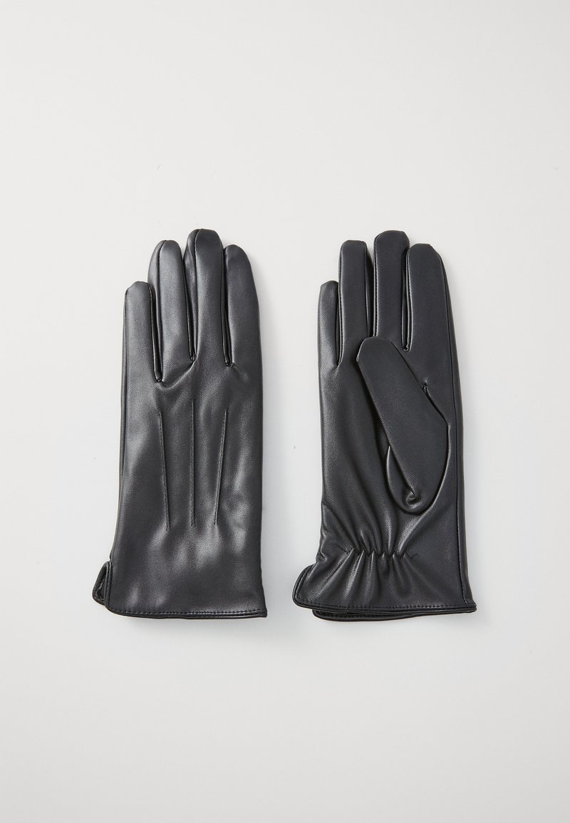 Een paar zwarte leren handschoenen, waarbij de ene met de palm omhoog ligt en de duimstiksel en elastische pols toont, terwijl de andere met de palm naar beneden ligt met eenvoudige naaddetails.