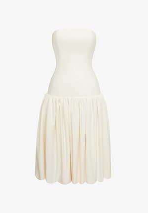 Bezramenné, krémové šaty s priliehavým korzetom a objemnou plisovanou sukňou. Vyrobené z hladkého materiálu, majú čistú siluetu.