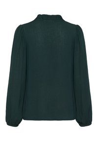 Donkergroene blouse met lange opstaande mouwen, een gerimpelde kraag en een gestructureerde stof. Eenvoudig ontwerp zonder duidelijke patronen of accenten.