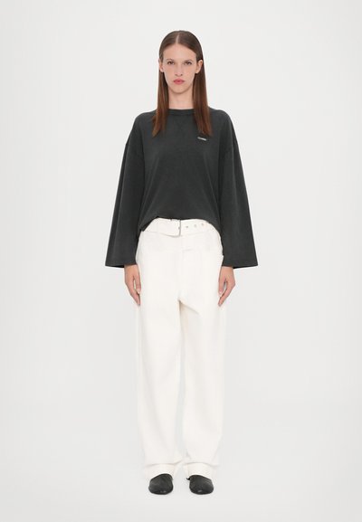 CLOSED - Wide leg