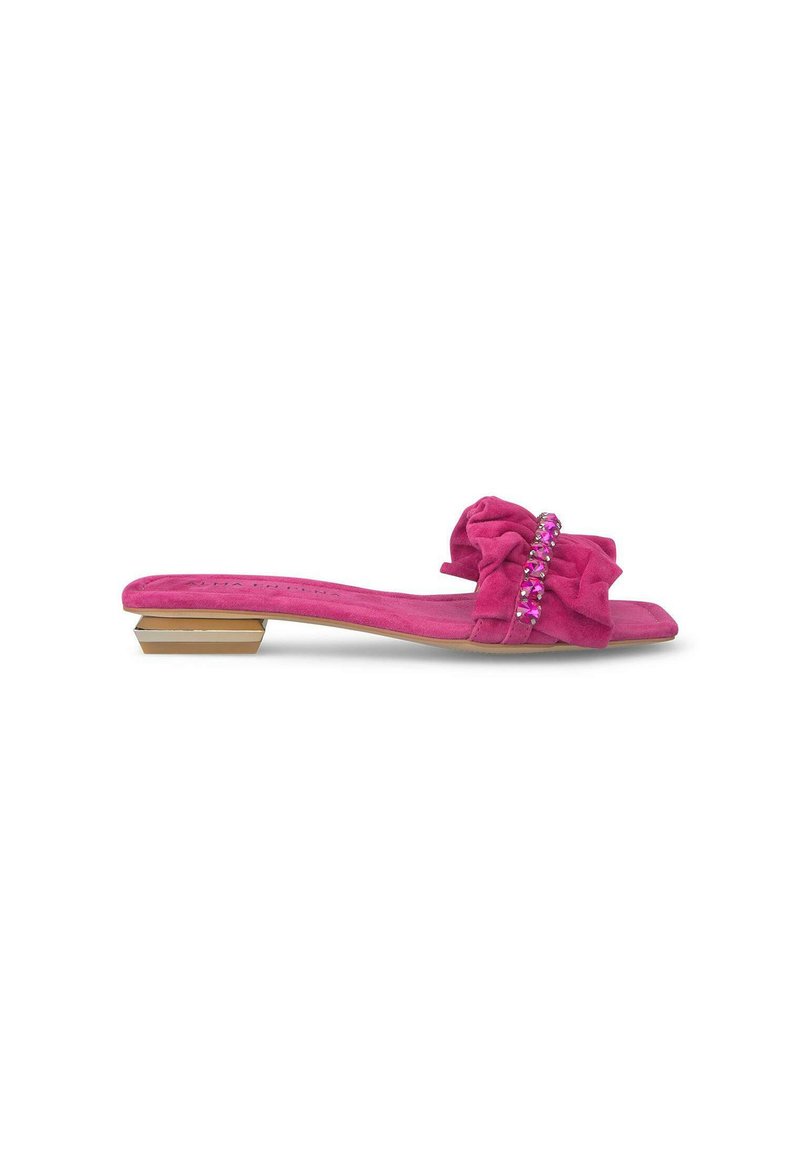 Roze suède schuif sandaal met een gegatherde strikdetail en een rij van rhinestones, met een lage rechthoekige metallic hak.