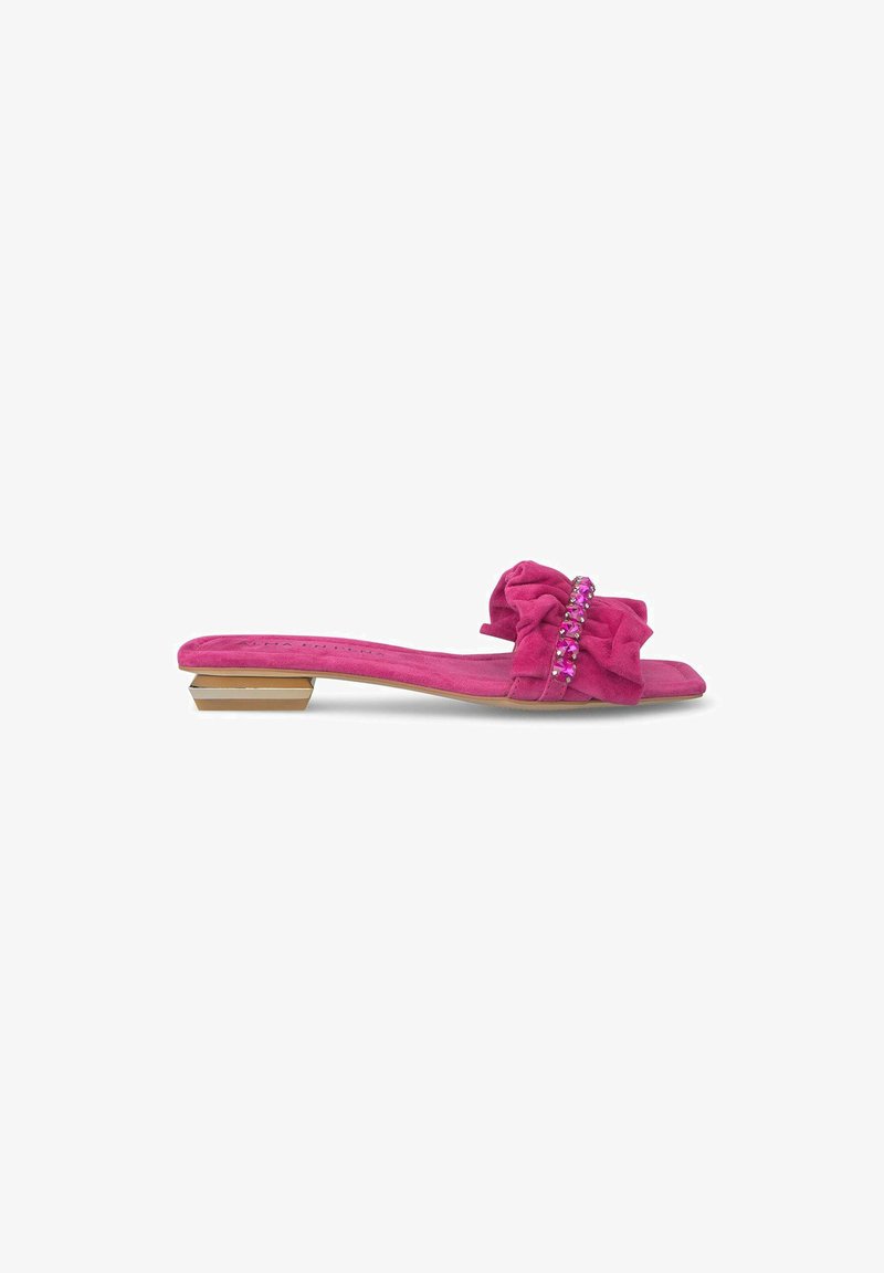 Sandal in suede rosa con dettagli a fiocco arricciato e una fila di strass, con un basso tacco metallico rettangolare.