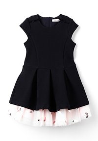 Černé žebrované šaty s krátkými rukávy, rozšířenou sukní a spodní vrstvou z růžového tylu s volánky, zdobené rozptýlenými černými vzory.