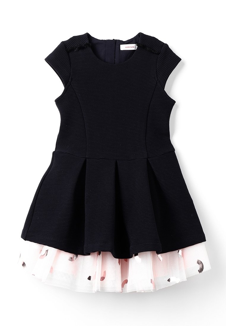 Černé žebrované šaty s krátkými rukávy, rozšířenou sukní a spodní vrstvou z růžového tylu s volánky, zdobené rozptýlenými černými vzory.