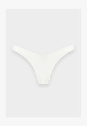 Biele bezšvové tangá položené na svetlosivom pozadí, zobrazujúce predné a bočné remienky.