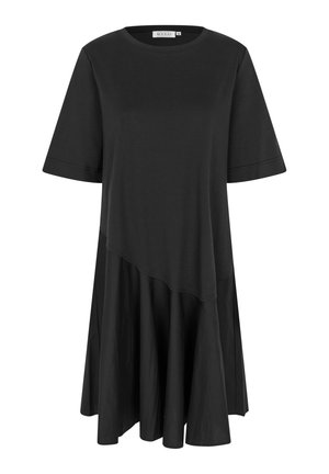 Zwarte jurk met korte mouwen, ronde halslijn, asymmetrische naad in de taille en een uitlopende rok.