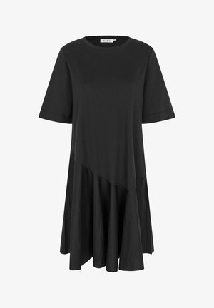 Zwarte jurk met korte mouwen, ronde halslijn, asymmetrische naad in de taille en een uitlopende rok.