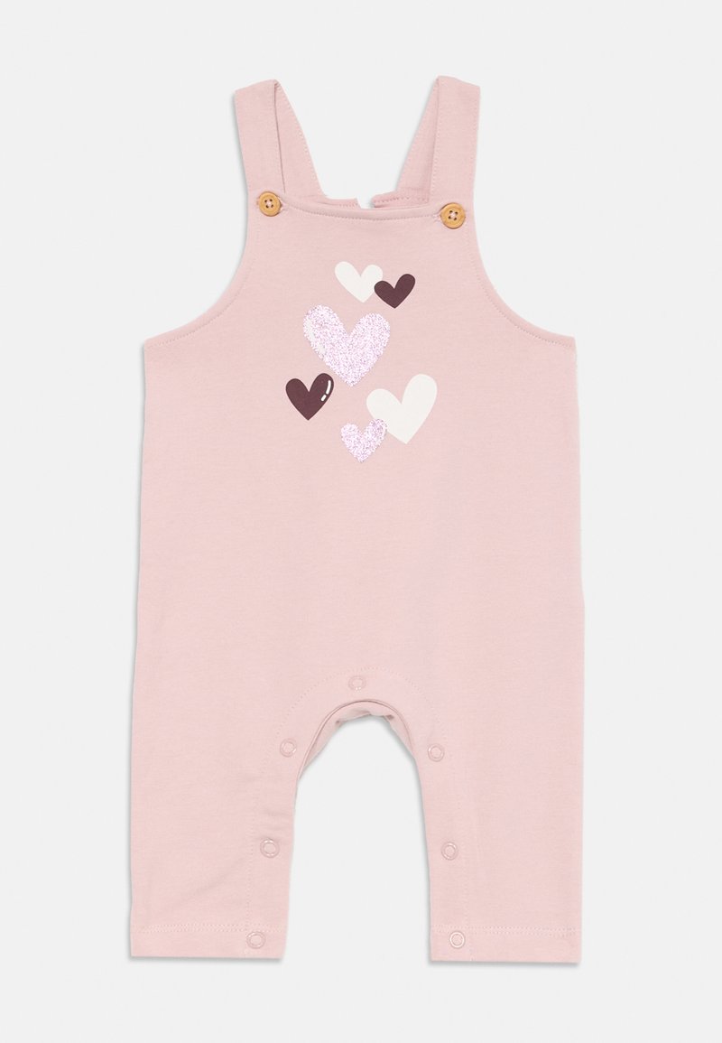 Rosa babydress med skulderstropper, knappelukk og fem hjerteformer trykt på brystet i hvitt, mørkebrunt og glitrende rosa.