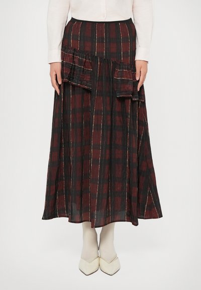 Midikleid in einem bordeaux- und schwarzkarierter Muster. Verfügt über zwei frontale Taschen, Rüschendetails und einen leichten Stoff.
