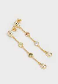 Boucles d'oreilles en ton or avec deux formes en goutte d'eau, ornées de trois accents de gemmes circulaires en rose, vert et transparent, suspendues à une chaîne maillée.