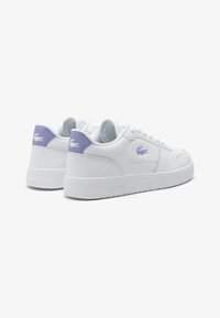 Białe sneakersy wykonane z gładkiej skóry z purpurowymi akcentami na pięcie i logo, z gumową podeszwą i sznurowanym zapięciem.