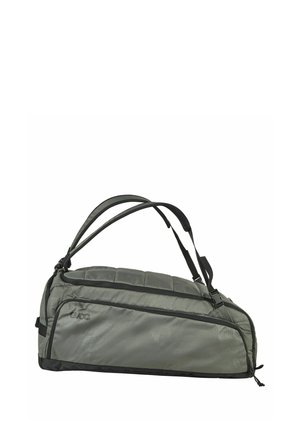 Borsa sportiva grigia a sacco con molteplici scomparti con cerniera e tracolle regolabili.