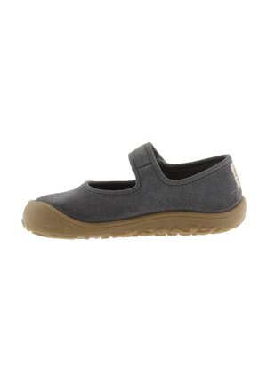 Zapato de tela gris con punta redonda, correa de velcro y una suela de goma marrón claro con un patrón texturizado para mejor agarre.