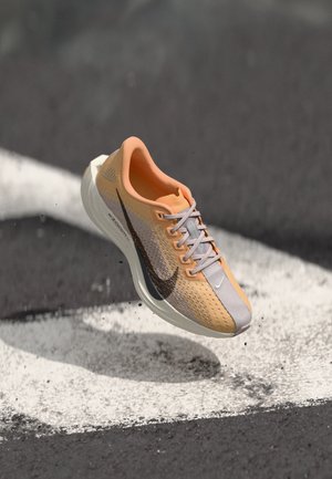 PEGASUS PLUS - Maanteejooksu jalatsid - orange chalk/cave stone/platinum violet/sail