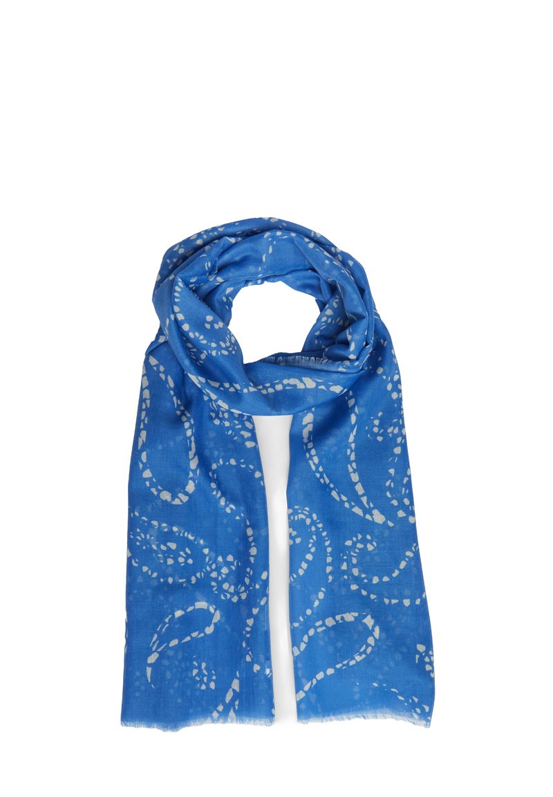 Écharpe bleue avec une texture douce, ornée de motifs en spirale blancs et de bords frangés. L'écharpe est légère et tombe avec élégance.
