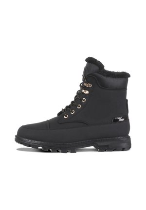 Bota de invierno negra con forro de piel, cordones delanteros y suela robusta, diseñada para el frío y uso exterior.